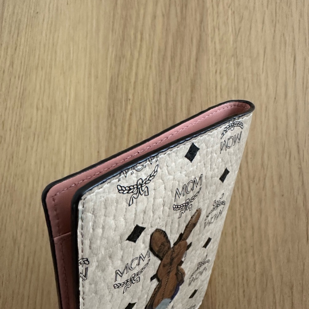 MCM limited passport holder - Picture 3 of 9